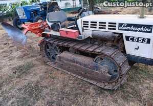 Trator de rastos Lamborghini C553 com charrua hidráulica galucho