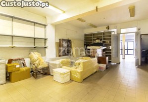 Loja Com 2 Pisos Na Rua Faria Guimarães, Porto...