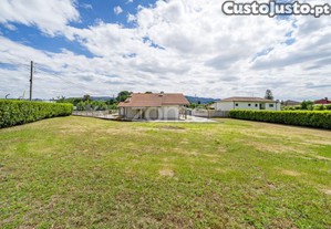 Moradia Térrea Em Amares Com Lote De Terreno De...
