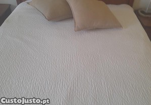 Cama de casal e 2 mesas de cabeceira
