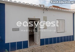 Moradia Típica T2 Totalmente Remodelada Em...