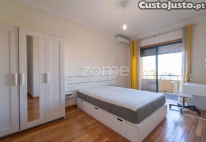 Apartamento T4 Com Garagem Fechada Em São Vitor...