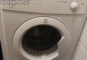 Máquina de secar roupa