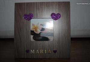 Passpartous com letras em madeira com o nome MARIA
