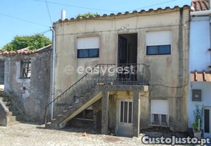 Moradia De Dois Pisos Para Recuperar No Centro...