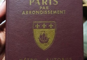 Antigo guia de viagem "L'indispensable Paris par Arrondissement"