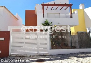 Moradia Com Três Quartos Localizada Em...