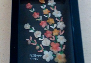 Quadro com flores feitas de conchas