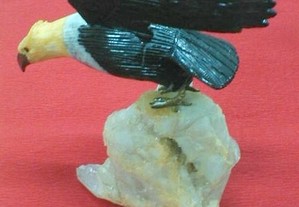 Águia mineral com base quartzo 14x16cm