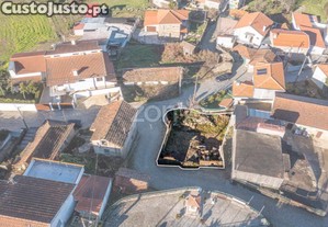 Moradia Em Ruínas Para Recuperar, Em Penafiel