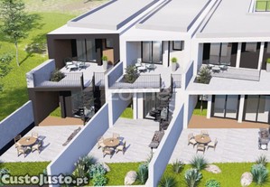 Moradia T3 Nova Com Jardim E Terraço Em Santo...