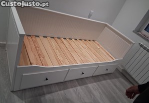 Cama individual, cama de casal ou sof� de cor branca