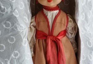 Boneca com traje tradicional