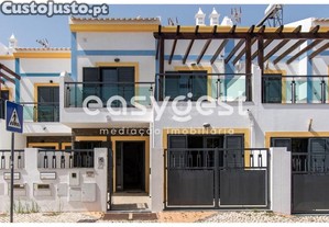 Moradia Em Banda Com Terraços, Varandas E...