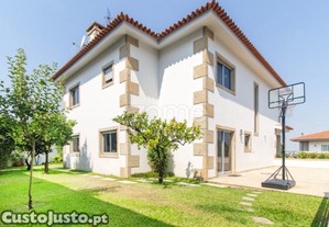 Moradia Individual T4 Com Garagem Fechada Em...