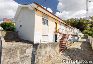 Moradia T9 Com Logradouro Para Recuperar Em...