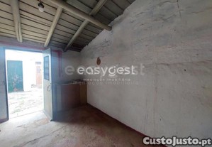 Moradia Com 1 Quarto E Logradouro Localizada Em...