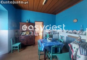 Moradia Com 2 Quartos E Logradouro Localizada...