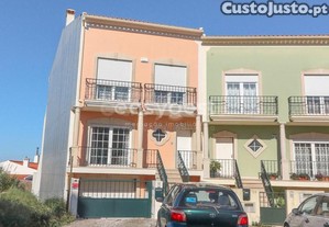 Moradia De Quatro Pisos Localizada Em Zona...