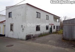 Moradia De Dois Pisos Com Terreno E Anexos Em...