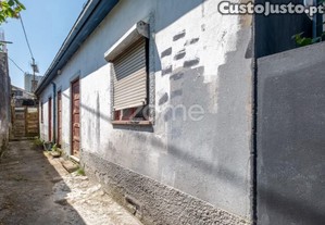 Duas Moradias Térreas T2 Com Quintal, Para...