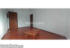 Apartamento T1 Com Terrao Localizado Na Cidade...