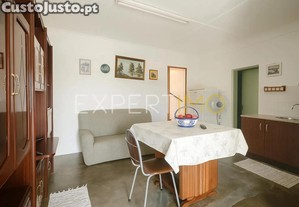 Moradia t3 com Quintal no Centro Histrico de Cabeo
