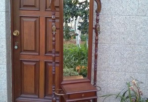 Móvel bengaleiro para entrada com espelho, dois cabides, uma gaveta