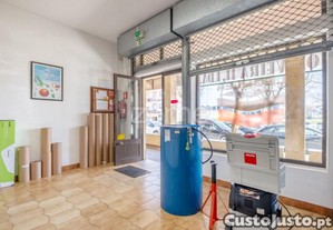 Loja Com 2 Frentes Em Plena Rua 5 De Outubro -...