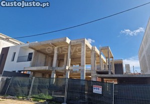 Moradia T4 Geminada Com Piscina, Sita Na Quinta...