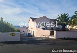 Casa Junto Ao Mar, Inserida Em Terreno De Vinha...
