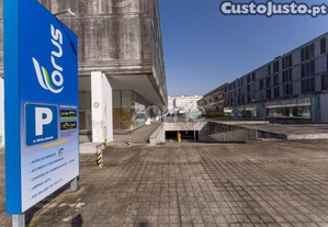 Parque De Estacionamento Com 100 Frações...
