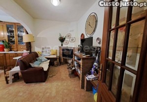 Moradia Com Pequeno Logradouro, Localizada Na...