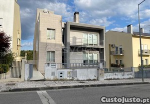 Prdio Com Dois Apartamentos De 135M2 Cada Em...