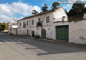 Propriedade com Casa Antiga para Remodelação Total + Terreno Rústico