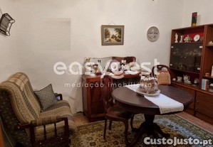 Moradia Com Dois Quartos E Quintal Localizada...