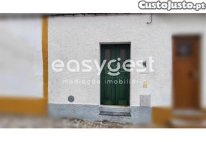 Moradia Com 2 Quartos E Logradouro Localizada...