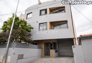 Apartamento T2 Em Aldoar Com Terraço E 2...