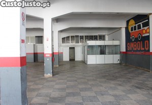 Armazm amplo localizado na Cruz de Pau, Amora, Seixal!