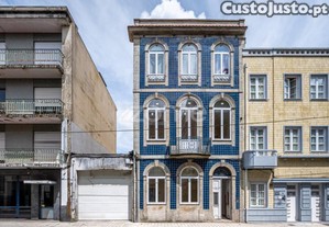 Prédio Com 3 Pisos E Jardim Na Rua De Costa Cabral