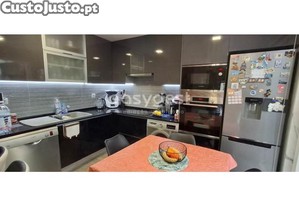 Apartamento T3 Em Queluz Com Logradouro, A 100...