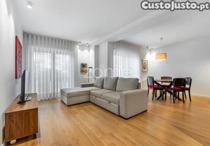 T1 De Charme Renovado Com Varandas E Garagem Na...