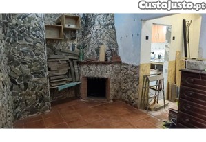 Moradia T3 Para Recuperar Com Terraço...