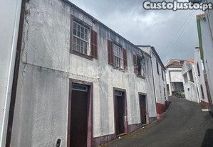 Moradia T4 Com 2 Pisos Para Reconstrução Na...