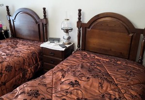 Duas camas, colchões, quatro edredões, mesa cabeceira, duas cadeiras