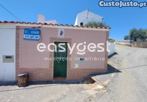 Moradia Com Logradouro Localizada Em Santa Cruz...