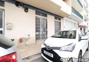 Loja no centro de loulé com dois pisos e potencial habitacional