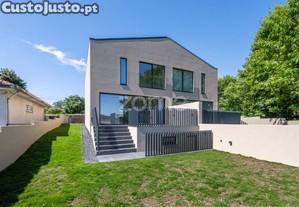 Moradia T3 Nova Com Terraço E Jardim, Na Cidade...