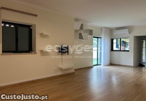 Moradia T3 Bairro Da Encarnação Com Logradouro...