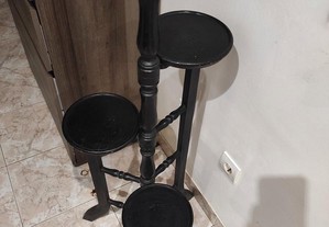 Suporte para três vasos, em madeira de cor preta